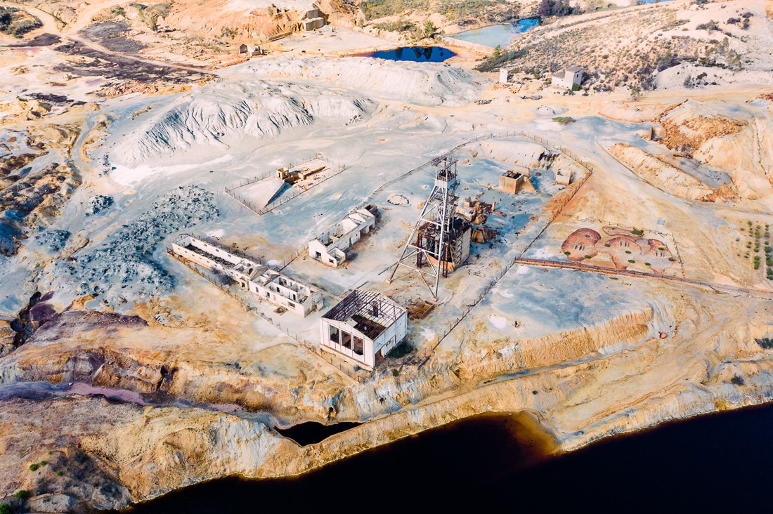 001 saltfields aereal drone mineral lake - Farbige Mineralseen und eine verlassene Mine