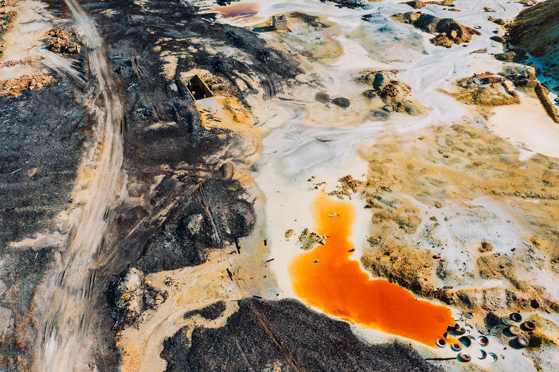 002 saltfields aereal drone mineral lake - Farbige Mineralseen und eine verlassene Mine