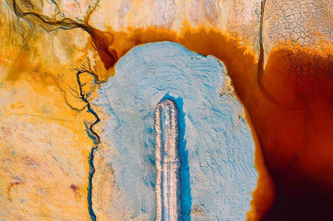 027 saltfields aereal drone mineral lake - Farbige Mineralseen und eine verlassene Mine