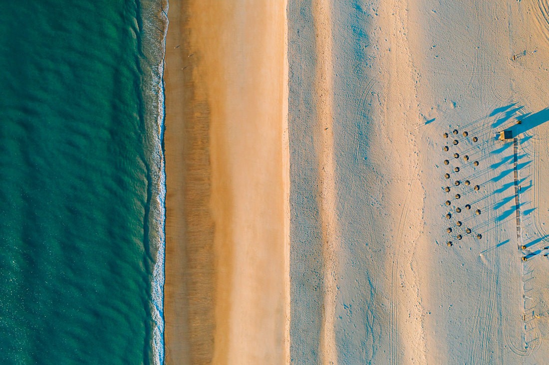 035 drone saltfields algarve beach - Luftaufnahmen entlang der Küste der Algarve