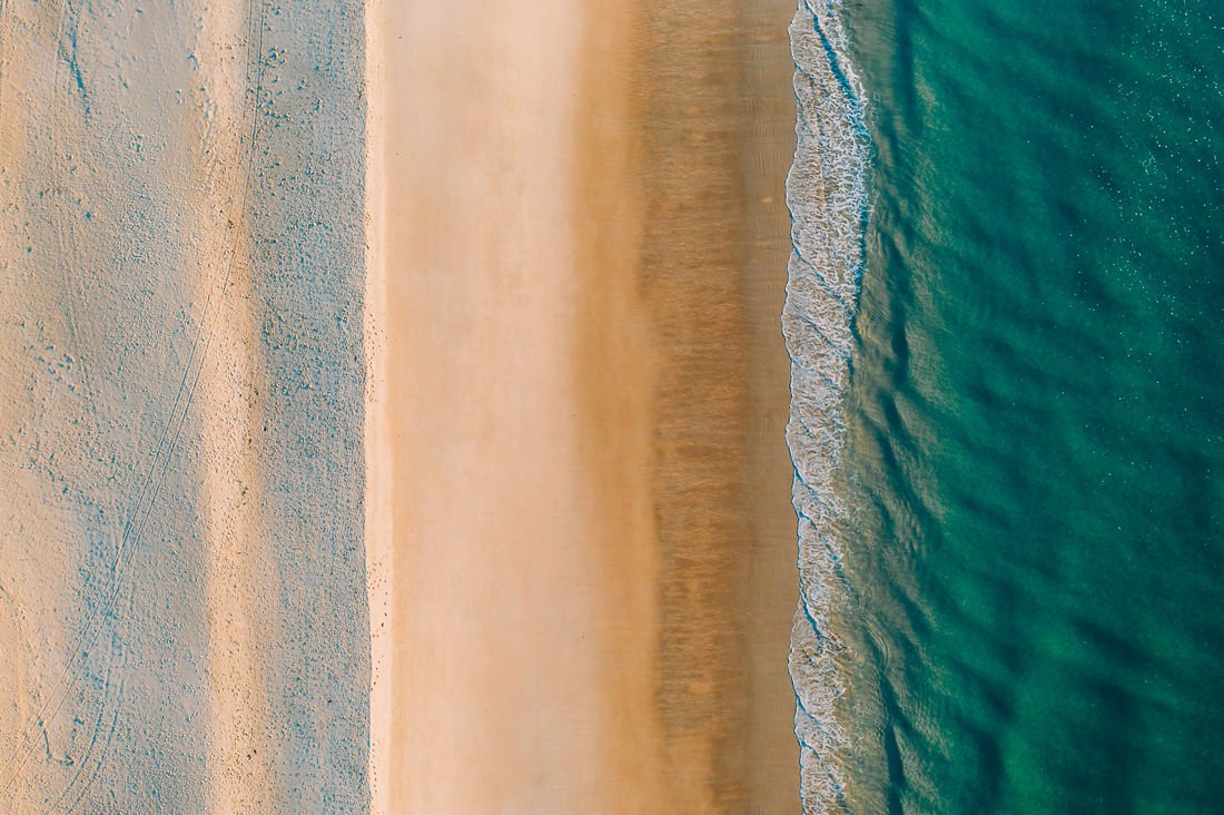036 drone saltfields algarve beach - Luftaufnahmen entlang der Küste der Algarve
