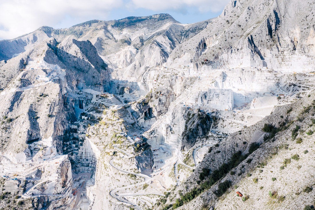 015 kaufensteinbruch carrara luftaufnahme mine - Marmorsteinbruch in Carrara (Italien)