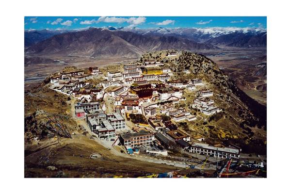 tibet i2v 0009 web 600x400 - Tibet 09 - Majestätische Luftaufnahme des Ganden-Klosters in Tibet