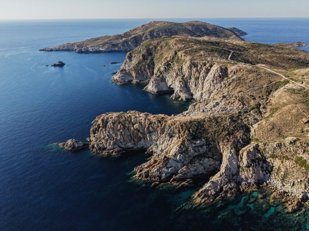 Acantilados escarpados y un sendero estrecho en el cabo, desde el aire, sobre Córcega