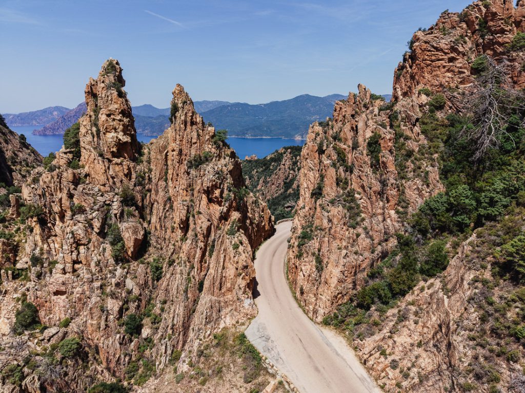 Rocas rojas puntiagudas junto a la carretera en las Calanques, desde el aire, en Córcega