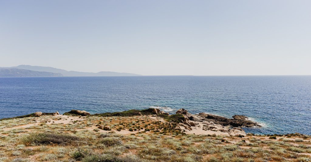 Costa baja con rocas y maquis, con el mar abierto detrás en Córcega