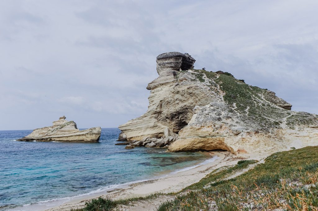 Roca caliza en forma de seta y una pequeña cala cerca de Bonifacio en Córcega