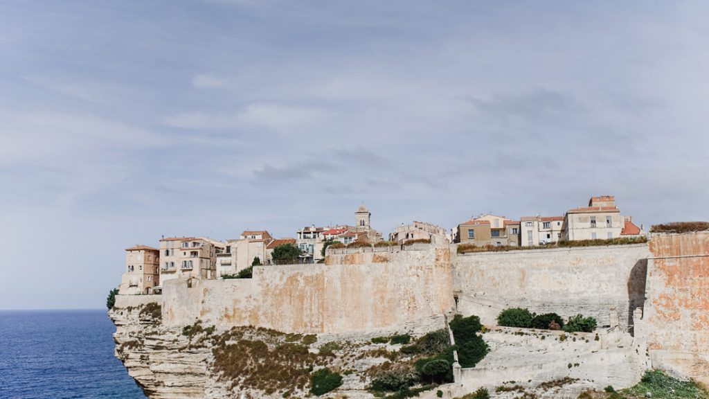 Casco antiguo sobre el acantilado de caliza, encima del mar, en Bonifacio en Córcega