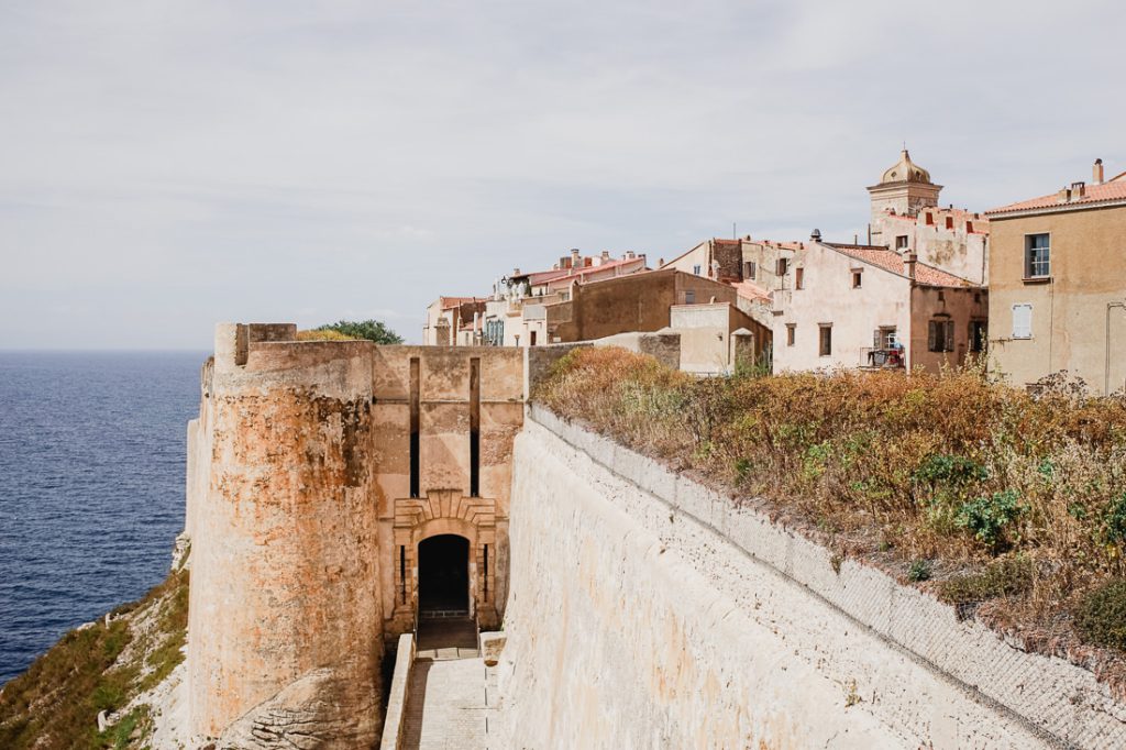 Puerta en la muralla de la fortaleza, con las casas de Bonifacio detrás en Córcega
