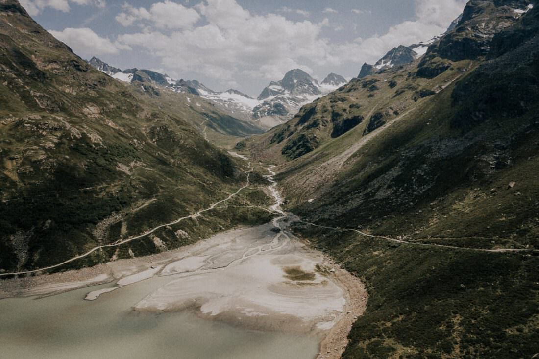 Luftaufnahmen Silvretta Hochalpenstrasse und Stausee Hochzeit Hochzeitsfotografie silvretta hochalpenstrasse stausee pizbuin 0020 1100x733 Fotograf Hochzeitsfotograf